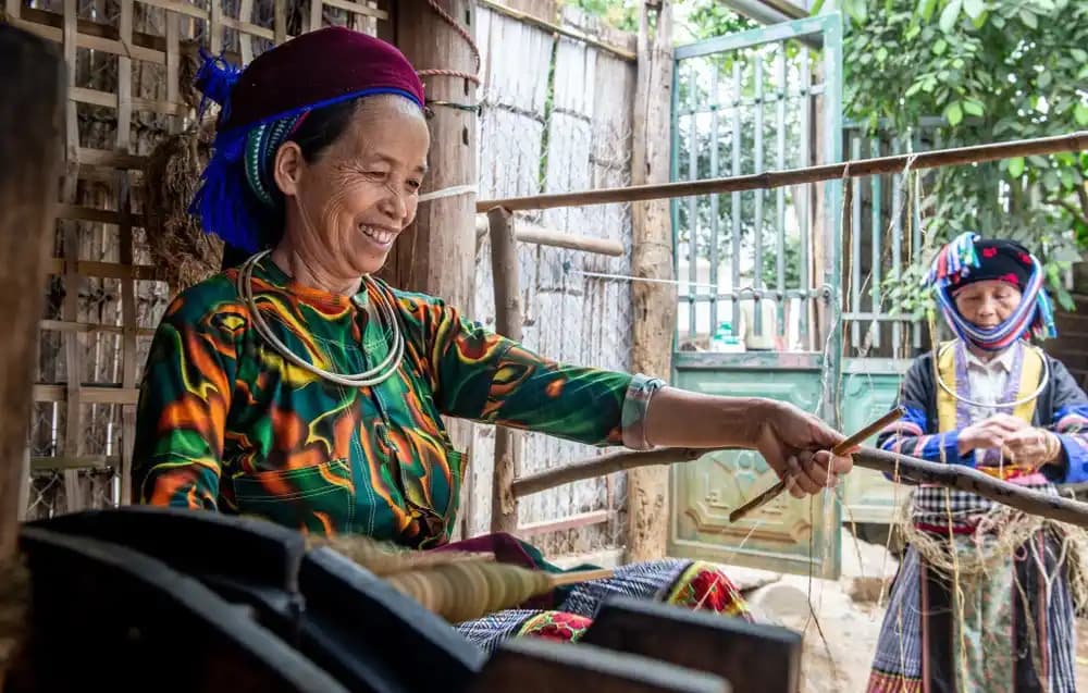 Linen weaving by Hmong ethnic minority women 