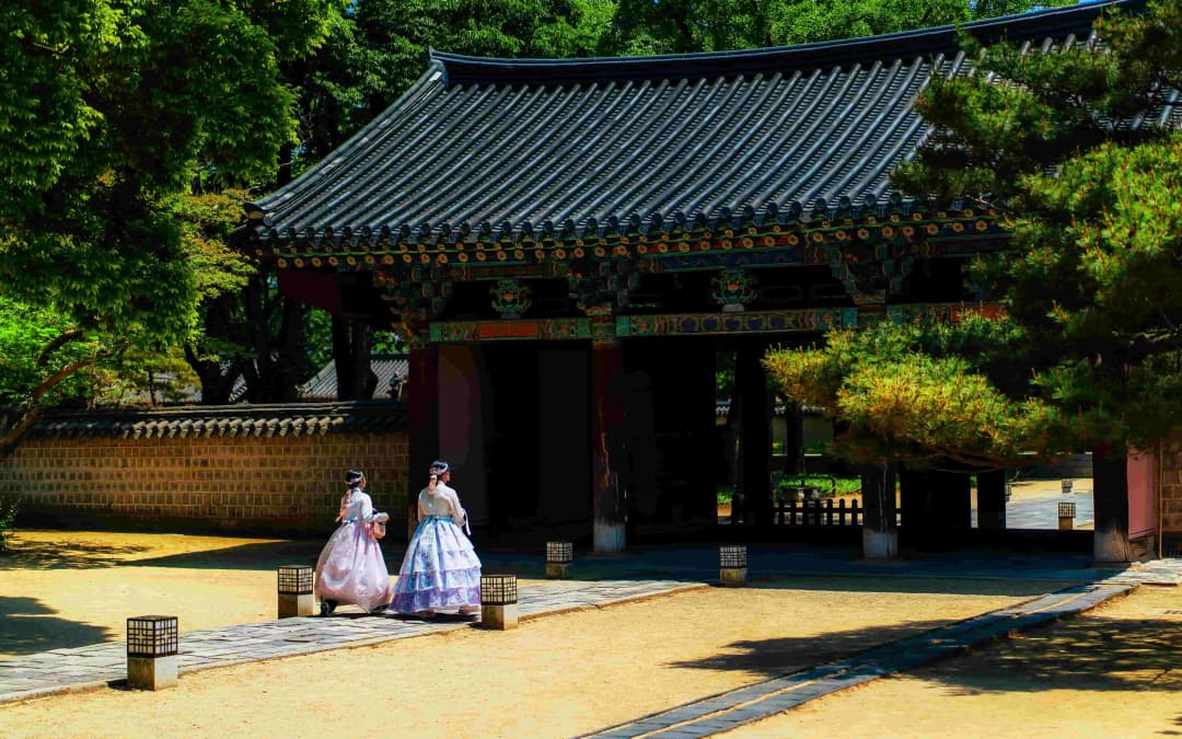 Women in hanbok at Jeonju Hanok Village